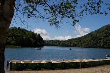 <p>Lakeside view in Yumoto Onsen</p>