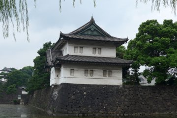 <p>Kamu dapat melihat bagian-bagian tanah Imperial Garden sambil bersepeda.</p>