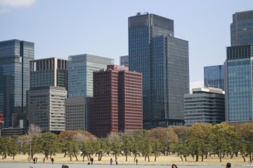 <p>Pemandangan dari bangunan-bangunan mirip lego dilihat dari Kokyo Gaien, sebuah taman luas di depan istana</p>