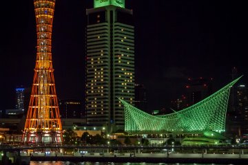 <p>&nbsp;La Kobe Port Tower, l'h&ocirc;tel Okura, et le mus&eacute;e maritime de Kobe dans le parc Meriken</p>
