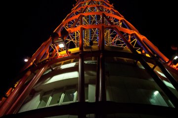 <p>Kobe Port Tower, malheureusement le pont d'observation est ferm&eacute; la nuit<br />
&nbsp;</p>
