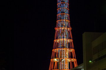 <p>La Kobe Port Tower illumin&eacute;e &agrave; la nuit tomb&eacute;e</p>
