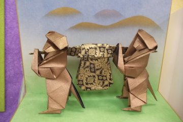 <p>Ada banyak pajangan yang rumit, lengkap dengan latar belakangnya</p>