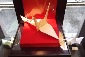 <p>Tentu banyak kertas burung bangau</p>