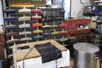 <p>Ruang kerja pewarnaan kertas</p>