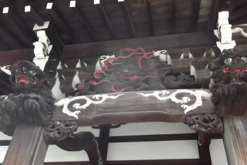 <p>Elaborate carved dragons in the eaves of a temple hall</p>