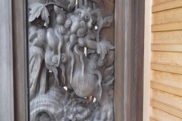 <p>Carving on a side panel of a temple hall</p>