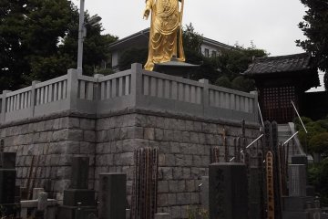 <p>The big golden Kannon at Zenshou-an</p>