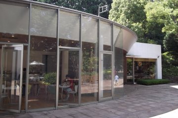 <p>The big windows give lots of light</p>