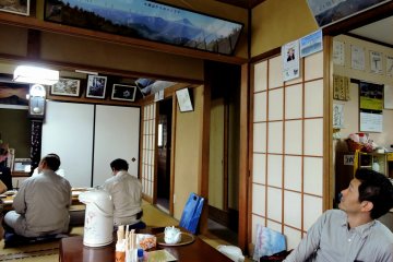 <p>The tatami room eating space feels friendly and has interesting pictures</p>