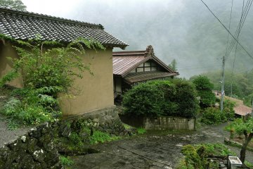 <p>A path leads down the slope past Osakaya Inn &nbsp;</p>