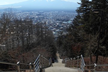 <p>Les nombreuses marches &agrave; grimper pour atteindre la pagode Chureito</p>