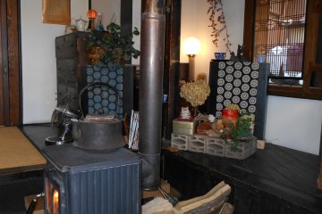 <p>L'int&eacute;rieur cosy du caf&eacute; Gekko</p>