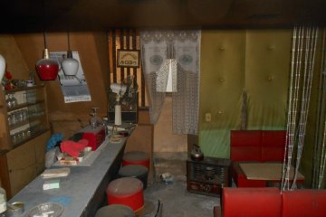 <p>Un bar abandonn&eacute; pr&eacute;cipitamment</p>