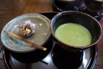 <p>Aizu Hongo sangat terkenal dengan keramik dan upacara minum tehnya. Maka dari itu kami juga mencoba secangkir matcha dan cemilan manis tradisional khas setempat yang disajikan.&nbsp;</p>