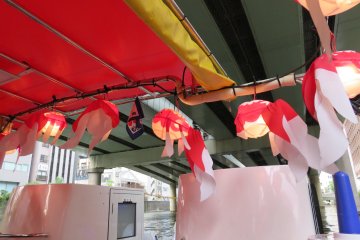 <p>Lampu ikan mas, kesenian rakyat tradisional jepang, digantung disepanjang kapal</p>