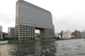 <p>Terdapat banyak perusahaan Jepang yang berlokasi di sepanjang &nbsp;sungai Sumida. Ini merupakan desain arsitektur yang unik.</p>