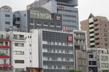 <p>Bandai, perusahaan mainan terkenal di Jepang, berdiri dengan megah disepanjang sungai Sumida</p>