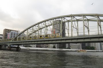 <p>Kereta melintas diatas Sungai Sumida</p>