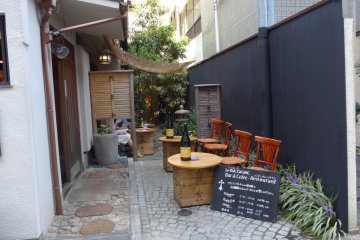 Most of the eating places offer outdoor seating, which is lovely when the weather is good.&nbsp;