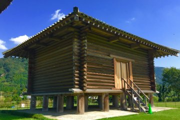 <p>Sebuah rumah kayu kuno.</p>