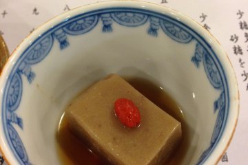 <p>Tekstur tofu ini berbeda, karena dibuat dari wijen.</p>
