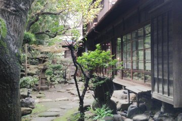 <p>Bangunan tua berumur 94 tahun dan taman Jepang</p>