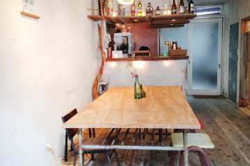 <p>Lobi Toco Guesthouse yang kalau malam menjadi hidup dengan dibukanya bar</p>