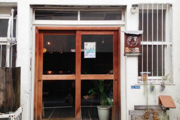 <p>Ini tampak muka dari Toco Guesthouse. Ternyata dalamnya terdapat bangunan tua.</p>