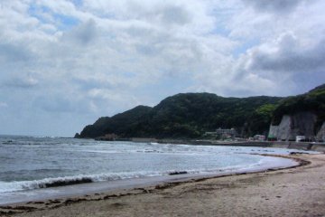 The beach at the foot of Uchiurayama Mountain