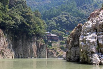 <p>Hotel Doro diapit oleh tebing</p>