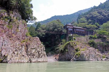 <p>Hotel Doro bertengger di bukit dan jembatan gantung yang diapit panjang runtuh. Hotel Doro di Nara dengan tebing yang berlawanan itu di Wakayama</p>