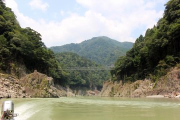 <p>Jembatan Yamabiko terlihat sangat mengerikan dari jauh</p>
