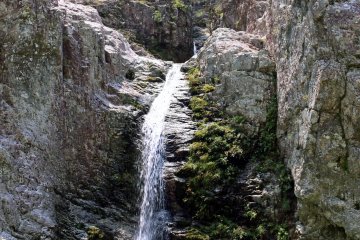 <p>Salah satu air terjun kecil yang ada di sepanjang jalan</p>