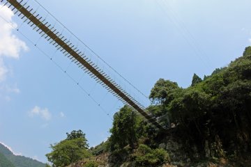 <p>Melihat jembatan Yamabiko dari dekat</p>
