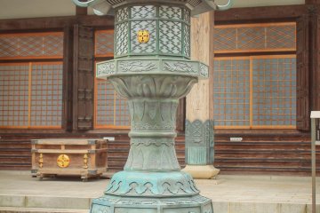 <p>Lentera di depan bangunan utama</p>