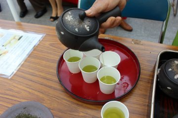 <p>Well prepared tea will have a consistent color from first pour to last</p>