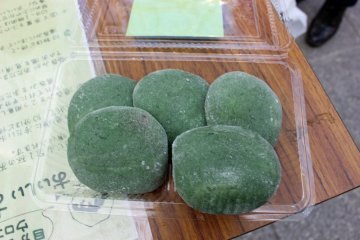 <p>The organizers also provided me with some kusamochi (grass rice cakes) to enjoy the tea with</p>