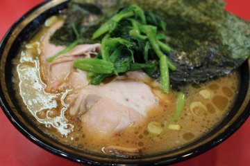 Kuah tonkotsu dan shoyu yang berminyak