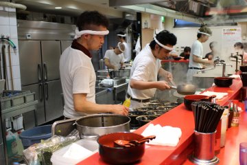 Koki yang bekerja keras menyiapkan puluhan ramen untuk dihidangkan sekaligus