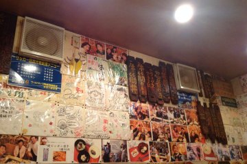<p>Full of Japanese posts, photos, drawings, etc., the interiors lend a warm ambiance to the restaurant.&nbsp;</p>