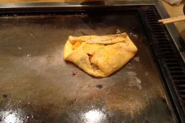 <p>Fully cooked nattou omelette ready to be served.</p>