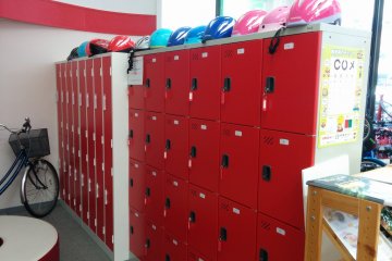 <p>Tersedia loker untuk digunakan. Simpan barang-barang anda seharian selagi ada berkeliling.</p>