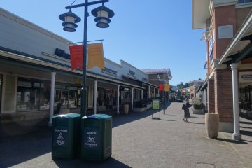 <p>The outdoor complex provides a relaxing shopping experience</p>