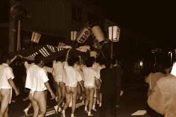<p>Lion bearers marching on the street. This festival lasts till 1:00 AM.</p>