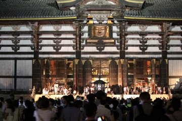 <p>Jendela Budha dibuka selama festival memberikan kesempatan Budha untuk bisa dilihat dari luar aula, Ini hanya terjadi satu atau dua kali dalam setahun.</p>