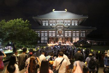 <p>Aula Sang Budha di Todaiji dan lautan manusia yang datang mengunjungi Budha di malam hari</p>