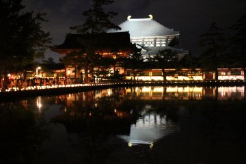 <p>Pintu keluar Kuil Todaiji dan Aula Grand Buddha menerangi dan terpantul di kolam</p>