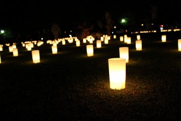 <p>Berada dekat dengan lentera-lentera</p>