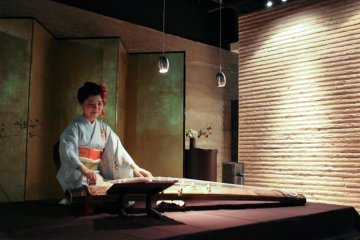 <p>Event/performance space that links the three dining areas</p>